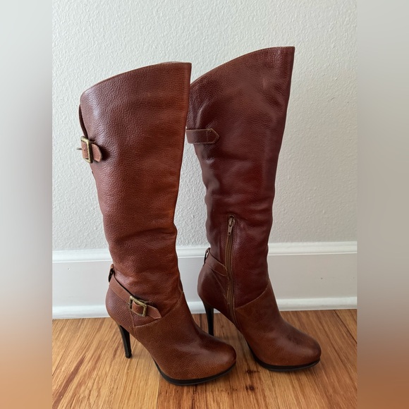 High heeled boots used but like new boots๐๐ - Picture 1 of 12